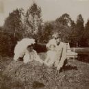 Alexandra Feodorovna, Olga Nikolaevna & Tsar Nicholas II in Krasnoye Selo, 1906 - 454 x 452