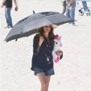 Julia Roberts – On the set of ‘Leave The World Behind’ at the beach in New York - 454 x 602