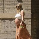 Taylor Neisen – Photographed with her baby bump in New York - 454 x 681