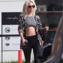 Lady Gaga – Shows off her six-pack while shopping in Malibu - 454 x 649