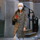 Katie Holmes – Wear black coat in New York