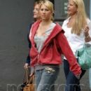 Anna went shopping with friends in the trendy SoHo area of New York City (05.05.2004) - 300 x 512