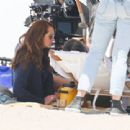 Julia Roberts – On the set of ‘Leave The World Behind’ at the beach in New York - 454 x 311