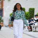 Molly Shannon – In white pants running some errands in New York - 454 x 681