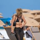 Jasmine Sanders – In a black triangle top bikini at the beach of The Setai Hotel - 454 x 681