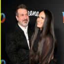 Joey Fatone and Izabel Araujo - 454 x 679