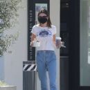 Kendall Jenner – picks up food and a fresh juice in Malibu