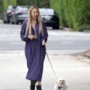 Kate Hudson – Seen with her dog in Los Angeles
