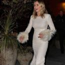 Emily Blunt – Greets fans in Hollywood - 454 x 750