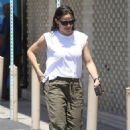 Jennifer Garner – Keep’s it casual as she runs some errands in Brentwood