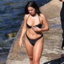 Addison Rae – In a bikini with Boyfriend at Lake Como in Italy - 454 x 681