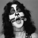 On August 25. 1974, the second “Hotter Than Hell” photo session took place at The Stage, Hollywood, California, with photographer Norman Seeff - 454 x 373
