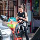 Mel C – Checks out a lime bike in central London - 454 x 566