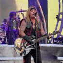 Mötley Crüe performing for the first time since 2016 in Atlanta, Georgia — June 16, 2022 - 454 x 454
