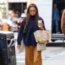 Katie Holmes – Grabbing coffee in New York - 454 x 681