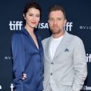 Mary Elizabeth Winstead – Raymond and Ray Premiere during the 2022 TIFF - 454 x 681