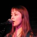 Suzanne Vega - 333 x 205