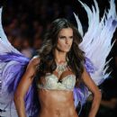 Izabel Goulart - Victoria's Secret Fashion Show 2013 - 408 x 612