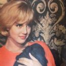 Sylvie Vartan - Cine Tele Revue Magazine Pictorial [France] (26 September 1963) - 454 x 635