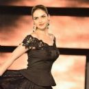 Esha Deol wearing a black dress at a party with friends - 454 x 685