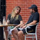 Jenny Mollen and Jason Biggs – Spotted at a cafe in New York City - 454 x 607