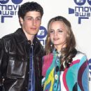 Mena Suvari and Jason Biggs - The 2000 MTV Movie Awards - 430 x 612