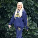 Gwen Stefani – With her husband Blake Shelton take a walk in Los Angeles - 454 x 627