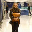 Abbie Cornish – Arriving in Los Angeles - 454 x 681