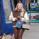 Iskra Lawrence – Make-up free in brown leather pants while shopping in Manhattan - 454 x 677
