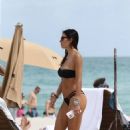 Elisabetta Gregoraci – On joyful beach day in Miami - 454 x 681