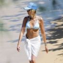 Miley Cyrus – With Mother Tish and Stepfather Dominic is enjoying her vacation in Hawaii - 454 x 681