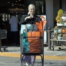 Jordyn Blum kept her wedding ring off while grocery shopping at Gelson's Market in Los Angeles - 454 x 568