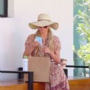 Paris Hilton – Shopping at the Malibu Coutnry Mart