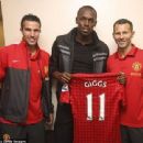 United front: Red Devils fan Bolt with Robin van Persie and Ryan Giggs - 454 x 339