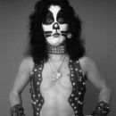 On August 25. 1974, the second “Hotter Than Hell” photo session took place at The Stage, Hollywood, California, with photographer Norman Seeff - 454 x 698