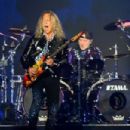 Kirk Hammett performs on stage during ATLive 2021 concert at Mercedes-Benz Stadium on November 06, 2021 in Atlanta, Georgia - 454 x 302