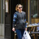 Claire Danes – Displays her baby bump at the local supermarket in Soho