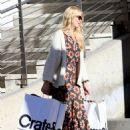 Claudia Schiffer Shopping at Crate and Barrel - 454 x 612