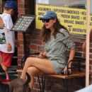Jennifer Garner – Steps Out in Pacific Palisades