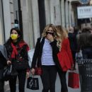 Costanza Caracciolo – Shopping candids in Milan with friends - 454 x 620