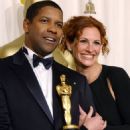 Denzel Washington and Julia Roberts - The 74th Annual Academy Awards (2002) - 454 x 567