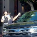 Ella Emhoff – Being escorted by Secret Service agents in Los Angeles - 454 x 302