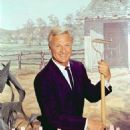 Eddie Albert- as Oliver Wendell Douglas - 454 x 567