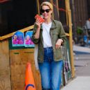 Leslie Bibb – Out on a stroll in New York - 454 x 645