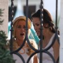 Kristen Wiig – With Leslie Bibb on the set of ‘Mrs. American Pie’ in Los Angeles - 454 x 681