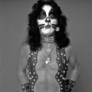 On August 25. 1974, the second “Hotter Than Hell” photo session took place at The Stage, Hollywood, California, with photographer Norman Seeff - 454 x 675