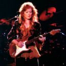 Bonnie Raitt - 320 x 400