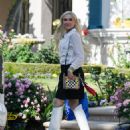 Gwen Stefani – With Blake Shelton seen at her parent’s home in Los Angeles - 454 x 531