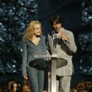 Brittany Murphy and Anthony Kiedis - The MTV Video Music Awards 2002 - 408 x 612
