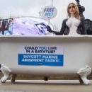 Faye Winter – Poses for orcs in a bathtub in Piccadilly Circus – London - 454 x 275